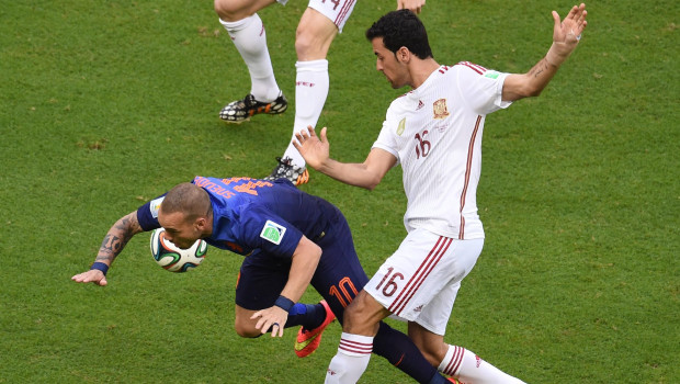 Sneijder y Busquets disputan un balón en el Mundial 2014