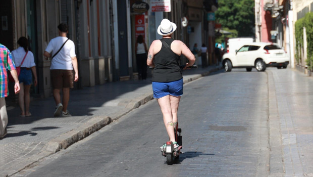 (Foto de ARCHIVO)
Una persona circula en un patinete eléctrico en una calle del centro de Sevilla. A 7 de agosto de 2024, en Sevilla (Andalucía, España).

Rocío Ruz / Europa Press
07/8/2024
