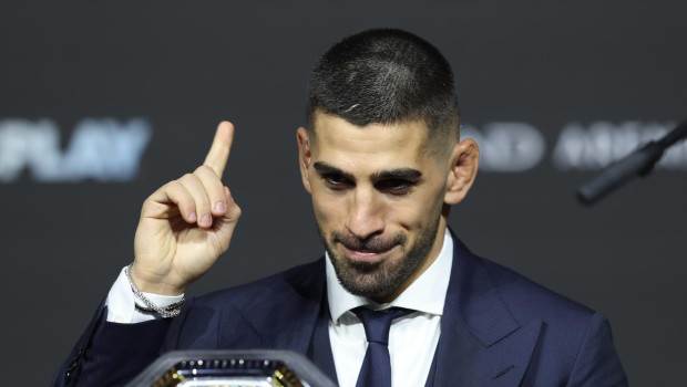 Ilia Topuria posa con el título de campeón de la UFC