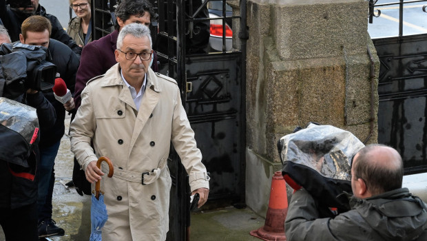 Llegada del padre de Samuel Luiz a la Audiencia de La Coruña donde se juzga el crimen de su hijo