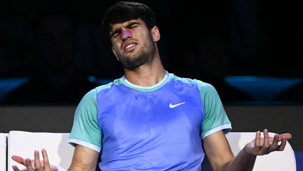 Carlos Alcaraz se lamenta en el duelo ante Alexander Zverev