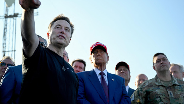 Elon Musk, dueño de la empresa SpaceX, hablando con Donald Trump
