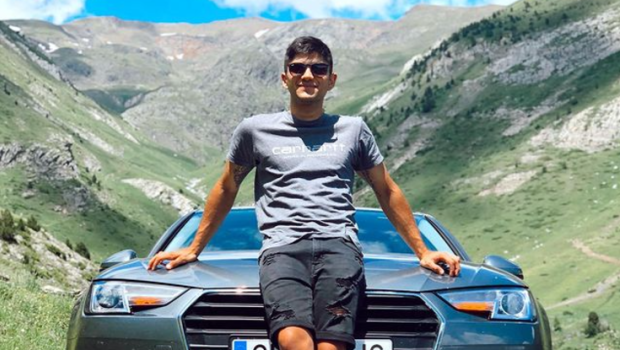 Jorge Martín junto a uno de sus coches
