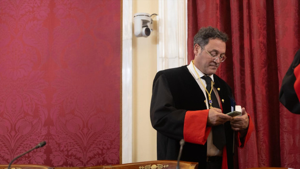 El fiscal general del Estado, Álvaro García Ortiz, mirando su teléfono móvil
