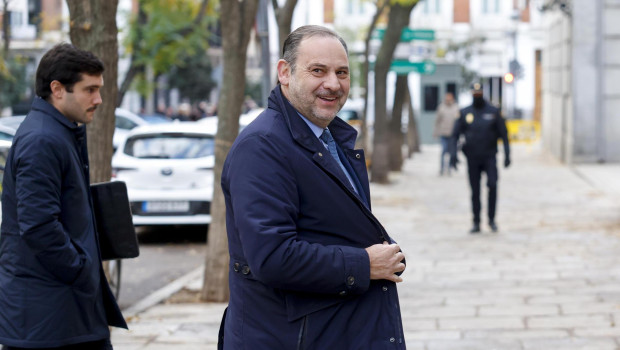 El exministro de Transportes, José Luis Ábalos –la figura principal del caso PSOE– declaró el pasado 12 diciembre en el Tribunal Supremo, donde negó que hubiese recibido comisiones del entramado corrupto. Por su parte, el principal cabecilla de la trama, Víctor de Aldama, ha señalado a más de 15 miembros del PSOE y del Gobierno de Pedro Sánchez