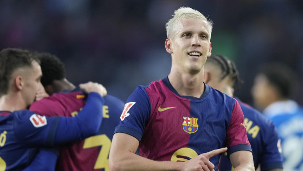 Dani Olmo, celebrando un gol con su característico gesto de señalarse el reloj