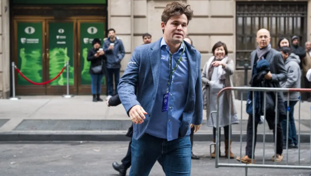 Magnus Carlsen en vaqueros durante el Mundial de ajedrez