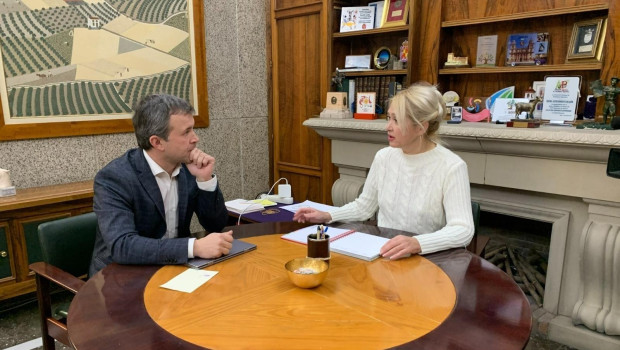Julo Millán y María Espejo durante la reunión del diseño del nuevo organigrama municipal
REMITIDA / HANDOUT por AYUNTAMIENTO DE JAÉN
Fotografía remitida a medios de comunicación exclusivamente para ilustrar la noticia a la que hace referencia la imagen, y citando la procedencia de la imagen en la firma
03/1/2025