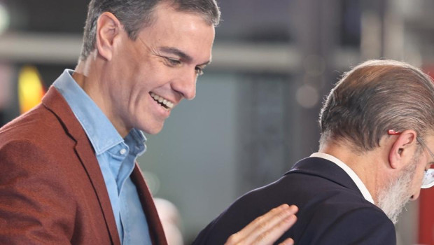 El secretario general del PSOE y presidente del Gobierno, Pedro Sánchez (i), y el expresidente de Aragón, Javier Lambán