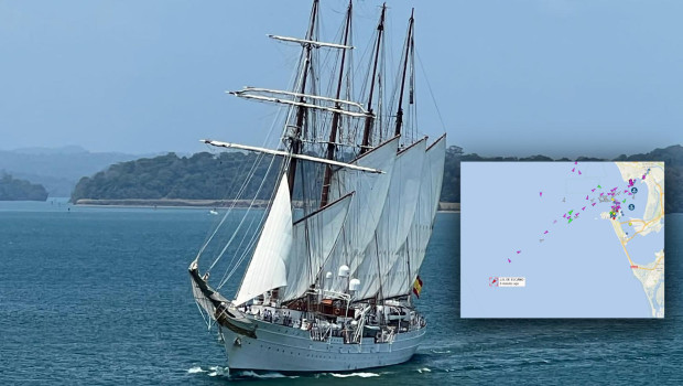 El buque Elcano junto al radar que permite seguir su rumbo