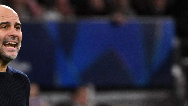 Pep Guardiola da indicaciones a sus jugadores durante el partido frente al Madrid