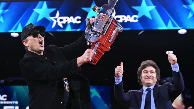 Milei le regala a Elon Musk una motosierra en su encuentro en el foro conservador CPAC