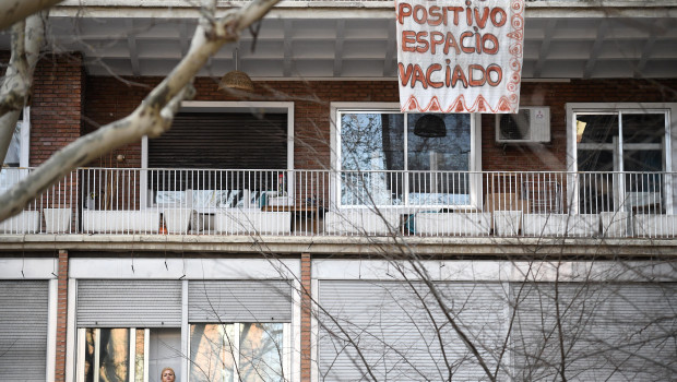 Pancarta en un balcón por el desalojo del centro social okupado ‘La Ferroviaria’, en la Plaza de Luca de Tena, en Madrid