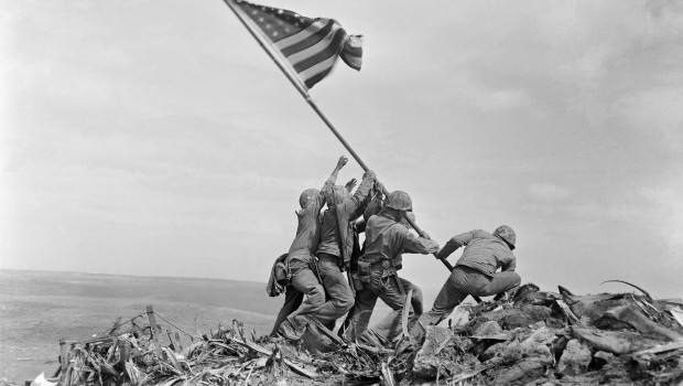 Alzando la bandera en Iwo Jima. Fotografía de Joe Rosenthal