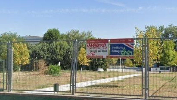 Imagen de una de las entradas del instituto 'Ciudad de Jaén' de Madrid.

REMITIDA / HANDOUT por GOOGLE MAPS
Fotografía remitida a medios de comunicación exclusivamente para ilustrar la noticia a la que hace referencia la imagen, y citando la procedencia de la imagen en la firma
24/2/2025
