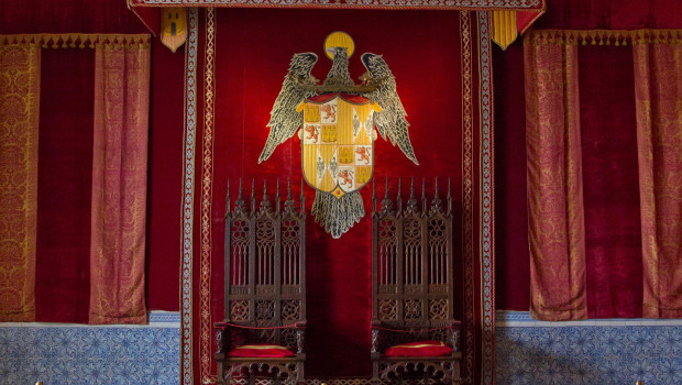 Escudo con el águila de San Juan nimbada en el salón del trono del Alcázar de Segovia