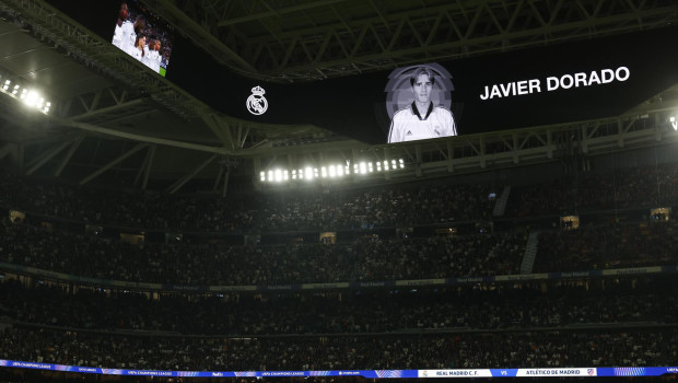 Los jugadores del Atlético y Real Madrid guardan un minuto de silencio por Javier Dorado