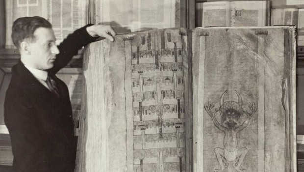 Un empleado de biblioteca nacional de Suecia junto al códice, 1929