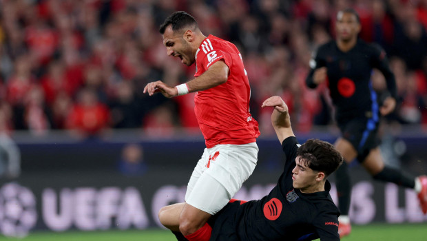 Pau Cubarsí fue expulsado en el encuentro ante el Benfica