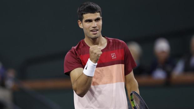 Alcaraz arrasa a Shapovalov y se planta con autoridad en los octavos de Indian Wells