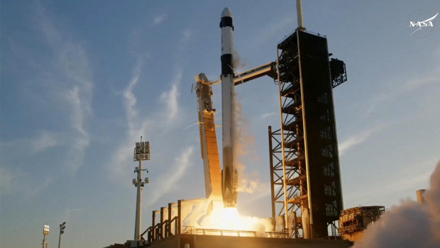 El cohete Falcon 9 de SpaceX con la cápsula Crew Dragon Endurance, que transportaba la misión Crew-10