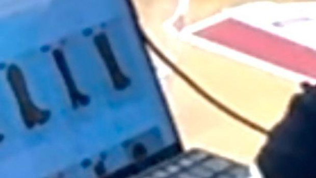 La concejal del PSOE de Rivas mirando botas en internet durante el Pleno