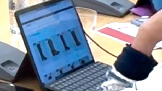 La concejal del PSOE de Rivas mirando botas en internet durante el Pleno