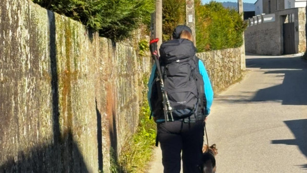 Una peregrina a su paso por Redondela, hace el camino junto a su perro