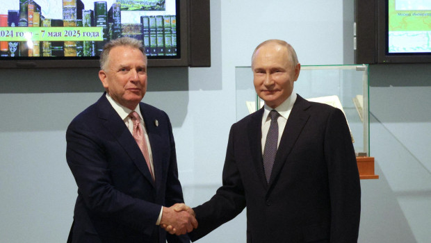 el presidente de Rusia, Vladimir Putin, estrecha la mano del enviado del presidente estadounidense Donald Trump, Steve Witkoff