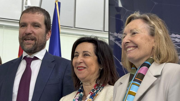 La ministra de Defensa, Margarita Robles, junto a la secretaria de Estado Amparo Valcarce y el presidente de Escribano, Javier Escribano, en Córdoba