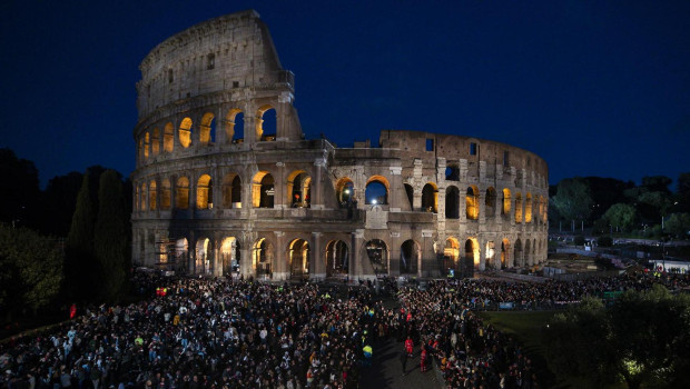 Las meditaciones y el espíritu del papa guían el Via Crucis en el Coliseo romano sin su presencia