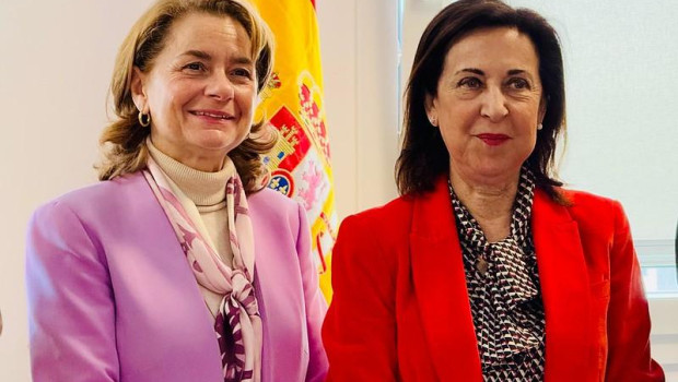 La ministra de Defensa, Margarita Robles, acompañada por la subsecretaria de Defensa, Adoración Mateos