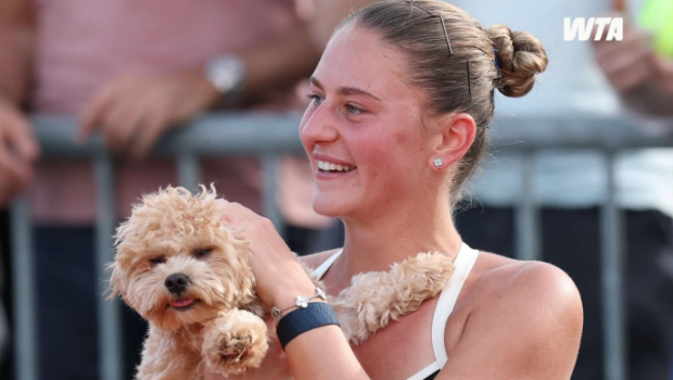 Marta Kostyuk con su perro en el Mutua Madrid Open