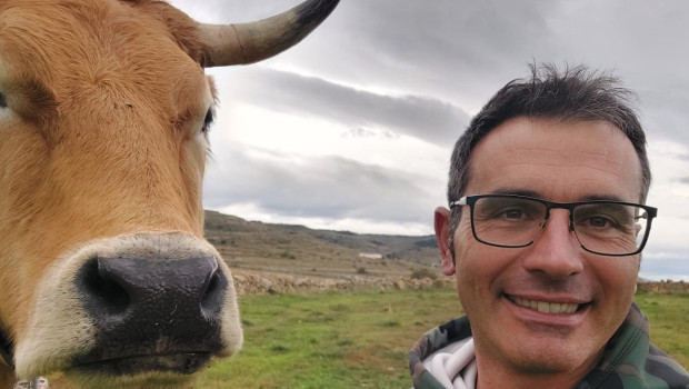 Joaquín Gargallo, ganadero en Mosqueruela (Aragón) junto a una de sus vacas