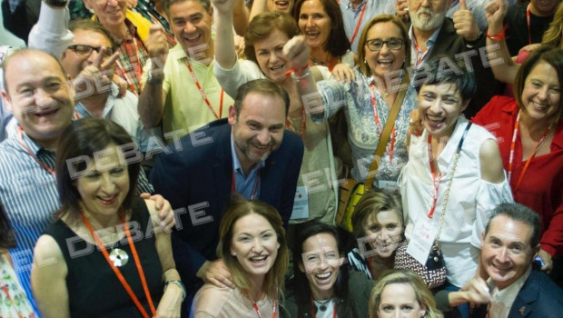 Beatriz Corredor de fiesta en Ferraz celebrando la victoria de Pedro Sánchez como secretario general del PSOE en 2017
