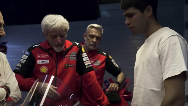 Carlos Alcaraz charla con Gigi Dall'Igna en la visita del murciano al box de Ducati