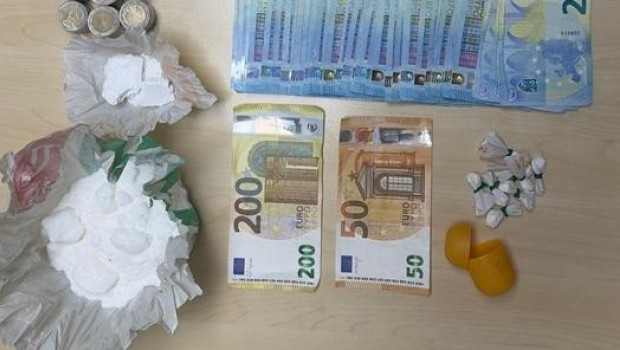 Droga y dinero intervenidos en un bar de Xeraco tras una operación de la Guardia Civil.
REMITIDA / HANDOUT por OPC
Fotografía remitida a medios de comunicación exclusivamente para ilustrar la noticia a la que hace referencia la imagen, y citando la procedencia de la imagen en la firma
09/5/2025