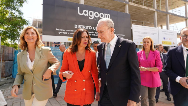 La consejera de Fomento, Articulación del Territorio y Vivienda de la Junta de Andalucía, Rocío Díaz, durante la visita a las obras de las nuevas viviendas protegidas del Distrito Universidad, a 8 de mayo de 2025 en Málaga (Andalucía, España). La consejera de Fomento, Articulación del Territorio y Vivienda de la Junta de Andalucía, Rocío Díaz, ha visitado, las obras de las nuevas viviendas protegidas del Distrito Universidad.
Álex Zea / Europa Press
08/5/2025