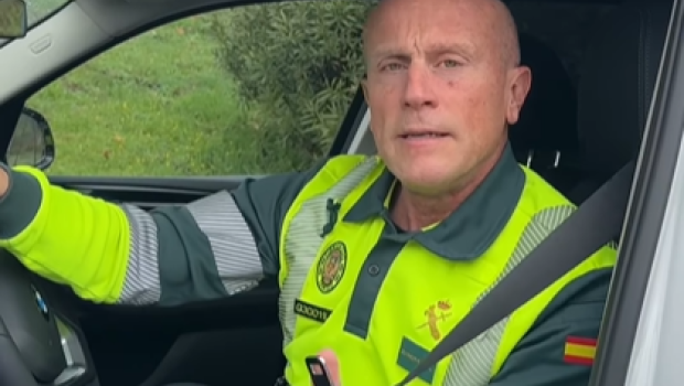 El Guardia Civil durante el vídeo explicativo