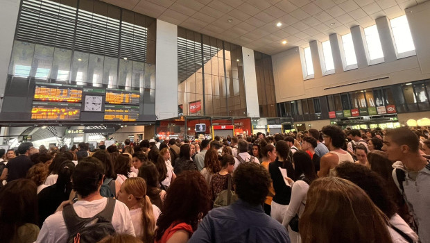 Viajeros aguardan información en la estación sevillana de Santa Justa