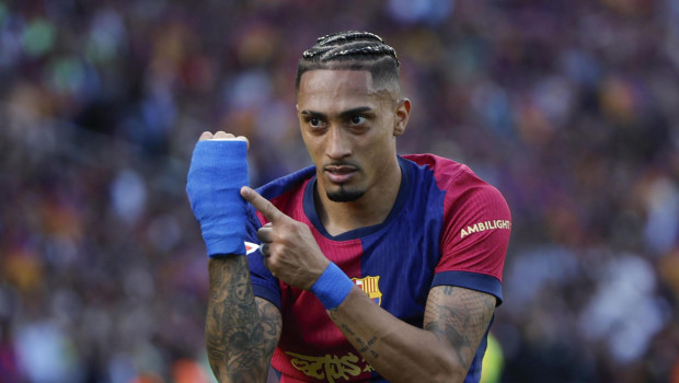 Raphinha se señala su vendaje azul tras marcarle dos goles al Real Madrid