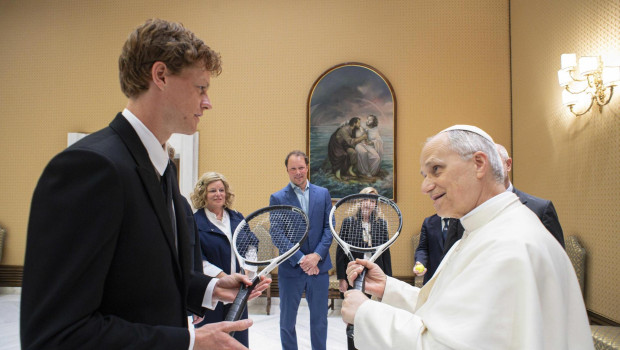 Jannik Sinner le regala su raqueta al Papa León XIV