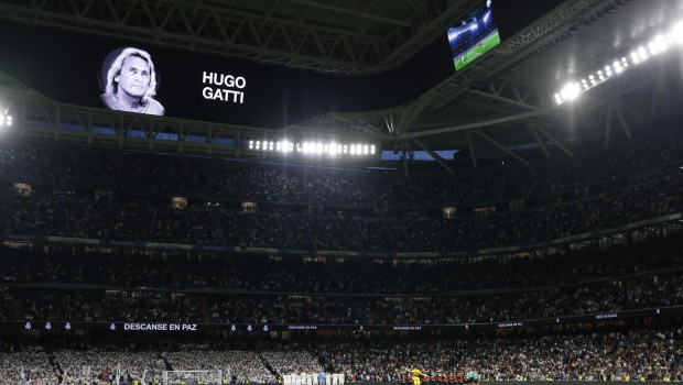 Los jugadores del Real Madrid y del Mallorca guardan un minuto de silencio en memoria de Hugo Gatti