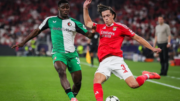 Álvaro Carreras en un duelo ante Ibrahim Osman