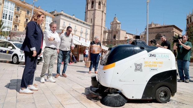 María José Catalá, alcaldesa de Valencia, junto al robot presentado.