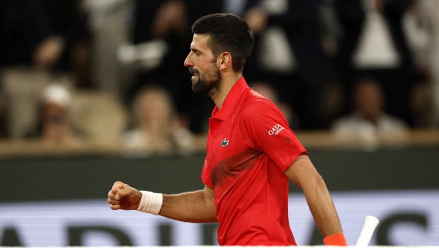 Novak Djokovic celebra su victoria ante Mackenzie McDonald
