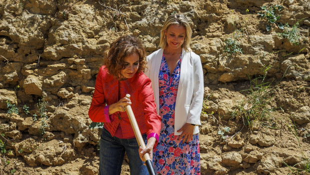 La vicepresidenta primera del Gobierno y ministra de Hacienda, María Jesús Montero, y la alcaldesa de la localidad sevillana de Alcalá de Guadaíra, Ana Isabel Jiménez, en el acto de la primera piedra del carril-bici que unirá esta localidad cercana a Sevilla con la Universidad Pablo de Olavide