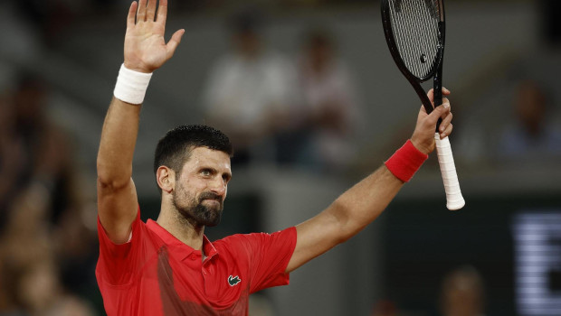 Novak Djokovic celebra su victoria en tercera ronda de Roland Garros