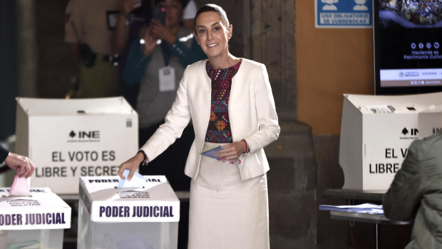 Claudia Sheinbaum votando en las elecciones judiciales