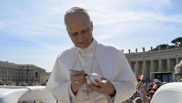 El Papa firma una bola de béisbol que le entregó un fiel